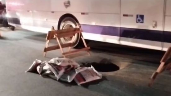 Incidente na Avenida Senador Pinheiro Machado mobiliza Sabesp e CET para garantir segurança dos motoristas e pedestres - Imagem: Reprodução