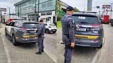 Após ser preso, o vendedor ambulante é levado à Central de Polícia Judiciária, enquanto a busca pelo comparsa continua - Foto: Reprodução