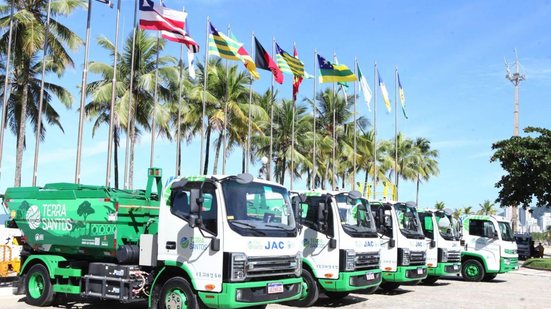 Com 30 toneladas de detritos removidos diariamente, Santos investe em caminhões elétricos para uma limpeza mais eficiente e sustentável - Foto: Divulgação/ Prefeitura de Santos