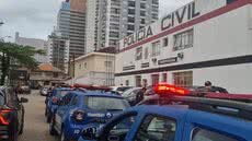 Durante a vistoria, os guardas encontraram um homem com ferramentas de corte, interrompendo um furto que poderia causar grandes danos à escola - Foto: Divulgação/ Prefeitura de Santos