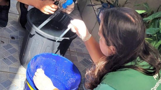 Equipes de saúde em Santos enfrentam resistência na luta contra o Aedes aegypti, com 1.075 focos de larvas eliminados até agora - Foto: Divulgação/ Prefeitura de Santos