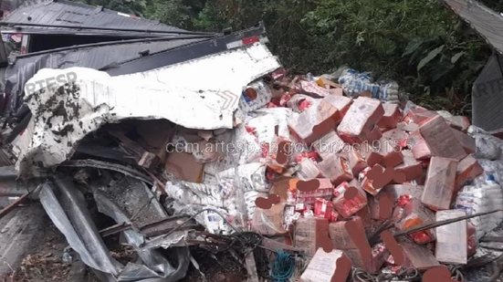 Motorista de caminhão sofre pane mecânica e perde controle, causando acidente na rodovia Rio-Santos em Bertioga - Foto: Divulgação/ ARTESP