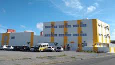 Polícia Militar agiu rapidamente e prendeu o agressor nas proximidades da escola, evitando mais violência - Foto: Reprodução