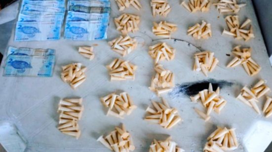 Durante a abordagem, foram encontradas drogas embaladas para venda e dinheiro - Foto: Divulgação/ 29º BPMI