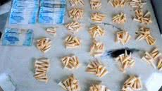 Durante a abordagem, foram encontradas drogas embaladas para venda e dinheiro - Foto: Divulgação/ 29º BPMI