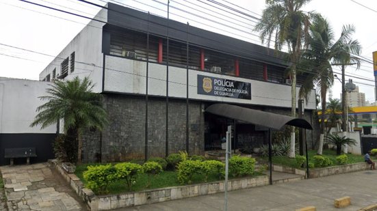 Atendimento médico revela sinais de abuso em menina de 4 anos, levando à prisão do padrasto em Guarujá - Foto: Reprodução