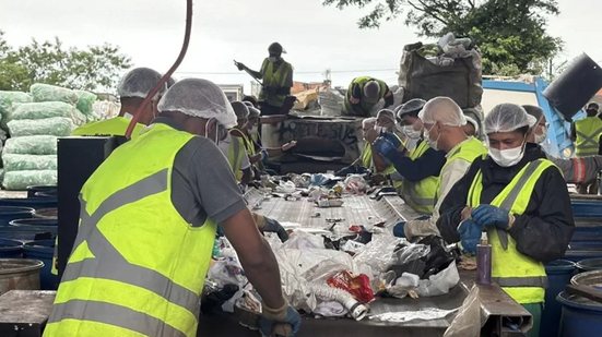 Iniciativa busca promover a reciclagem e ajudar no orçamento familiar com troca de materiais recicláveis por produtos essenciais - Foto: Divulgação/ Prefeitura de São Vicente