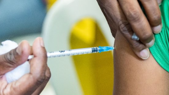 Postos de vacinação funcionam de segunda a sexta-feira, das 9h às 16h, facilitando o acesso à imunização para todos os moradores - Imagem: Reprodução