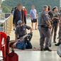 Moradores e turistas ficam alarmados com comportamento violento de homem em surto psicológico no Deck do Pescador em Santos - Foto: Luiza Pires/ Santa Portal