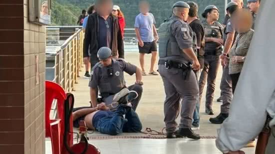 Moradores e turistas ficam alarmados com comportamento violento de homem em surto psicológico no Deck do Pescador em Santos - Foto: Luiza Pires/ Santa Portal