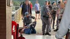 Moradores e turistas ficam alarmados com comportamento violento de homem em surto psicológico no Deck do Pescador em Santos - Foto: Luiza Pires/ Santa Portal