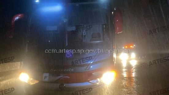 Um ônibus de viagem ficou parado por mais de cinco horas na Rodovia Mogi-Bertioga devido a fumaça e correia quebrada, mas ninguém se feriu - Foto: Divulgação/ ARTESP