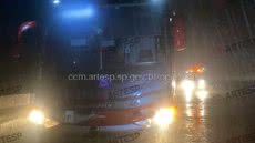 Um ônibus de viagem ficou parado por mais de cinco horas na Rodovia Mogi-Bertioga devido a fumaça e correia quebrada, mas ninguém se feriu - Foto: Divulgação/ ARTESP