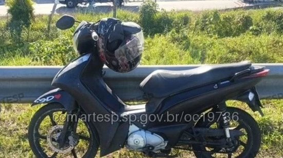 A Honda Biz ficou danificada e foi retirada da pista, enquanto o Honda Fit sofreu danos menores e seguiu viagem após a liberação - Foto: Divulgação/ Portal CCM - ARTESP