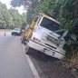 Durante o resgate, o caminhão tombou, complicando ainda mais a situação e levando ao fechamento temporário das faixas da rodovia - Foto: Divulgação/ Portal CCM - ARTESP