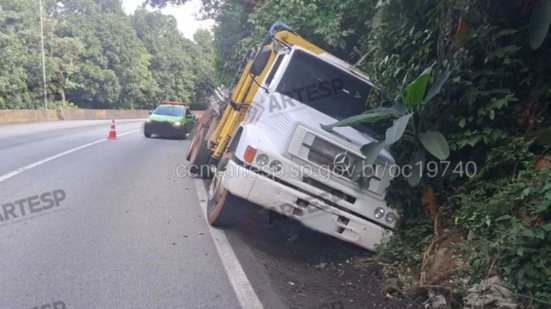 Durante o resgate, o caminhão tombou, complicando ainda mais a situação e levando ao fechamento temporário das faixas da rodovia - Foto: Divulgação/ Portal CCM - ARTESP