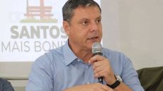 O prefeito de Santos, Rogério Santos, precisou estender sua licença médica até agosto para focar na recuperação de um tumor cervical - Imagem: Reprodução