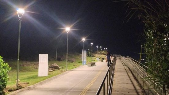Prefeitura de Guarujá instala novas luminárias e postes para melhorar a segurança e o visual do Mirante da Campina à noite - Foto: Divulgação/ Prefeitura de Guarujá