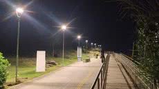 Prefeitura de Guarujá instala novas luminárias e postes para melhorar a segurança e o visual do Mirante da Campina à noite - Foto: Divulgação/ Prefeitura de Guarujá