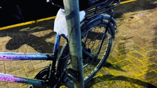 Policiais militares realizavam patrulhamento quando flagraram o suspeito arrombando a bicicleta em Itanhaém, na quinta-feira - Foto: Divulgação/ 29º BPMI