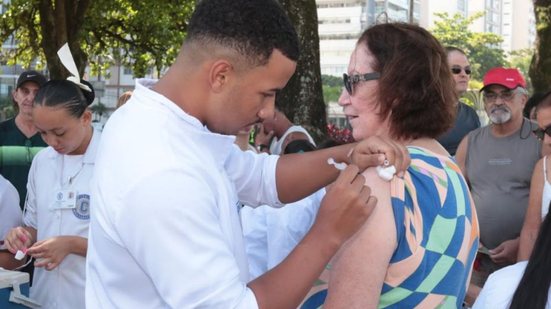 Moradores de todas as idades podem atualizar vacinas em postos abertos durante o Dia D de Multivacinação em Santos - Foto: Divulgação/ Prefeitura de Santos