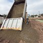Retroescavadeira atua na desobstrução de canais em Bertioga, assegurando o escoamento adequado das águas pluviais e prevenindo enchentes - Foto: Divulgação/ Prefeitura de Bertioga