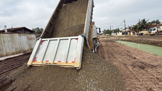 Retroescavadeira atua na desobstrução de canais em Bertioga, assegurando o escoamento adequado das águas pluviais e prevenindo enchentes - Foto: Divulgação/ Prefeitura de Bertioga