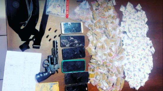Durante perseguição, homem abandona pochete com drogas e dinheiro em chácara em Itariri, revelando um ponto de tráfico - Foto: Divulgação/ 29º BPMI