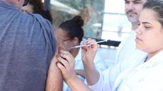 A mobilização de saúde pública em Santos aplicou quase 4 mil doses de vacinas em moradores de todas as idades no Dia D de Multivacinação - Foto: Divulgação/ Prefeitura de Santos