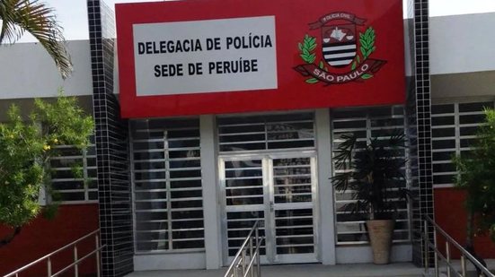 Policiais cercam imóvel e impedem fuga de suspeito que se aventurou pelos telhados de residências vizinhas - Foto: Divulgação/ 29º BPMI
