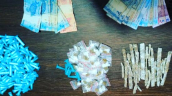 Durante a abordagem, foram encontrados entorpecentes e dinheiro, confirmando a prática de tráfico entre Praia Grande e Peruíbe - Foto: Divulgação/ 29º BPMI