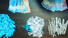 Durante a abordagem, foram encontrados entorpecentes e dinheiro, confirmando a prática de tráfico entre Praia Grande e Peruíbe - Foto: Divulgação/ 29º BPMI