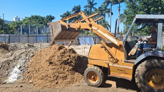 Novo playground emborrachado e acessibilidade garantida na Praça Paz Universal, promovendo segurança e diversão para as crianças - Foto: Divulgação/ Prefeitura de Santos