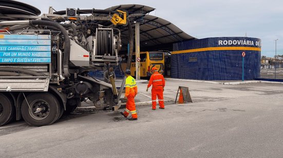 Com equipamentos de hidrojateamento, a cidade realiza limpeza profunda de valas e galerias para evitar alagamentos - Foto: Divulgação/ Prefeitura de Bertioga