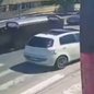 Um motorista foi surpreendido por um Nissan Versa que colidiu em seu Fiat Punto, resultando em capotagem na Avenida Padre Anchieta - Imagem: Reprodução/ Redes sociais