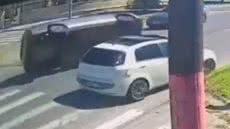 Um motorista foi surpreendido por um Nissan Versa que colidiu em seu Fiat Punto, resultando em capotagem na Avenida Padre Anchieta - Imagem: Reprodução/ Redes sociais
