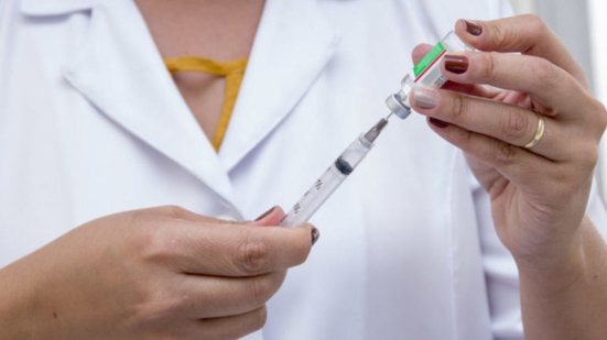 A vacina pneumocócica 20-valente é essencial para proteger idosos vulneráveis a pneumonias e outras complicações - Foto: Divulgação/ Prefeitura de Santos