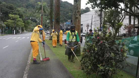 Com o crescimento acelerado das plantas, a zeladoria realiza retornos periódicos para manter a cidade limpa e bonita - Foto: Divulgação/ Prefeitura de Santos