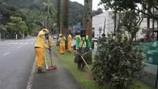 Com o crescimento acelerado das plantas, a zeladoria realiza retornos periódicos para manter a cidade limpa e bonita - Foto: Divulgação/ Prefeitura de Santos