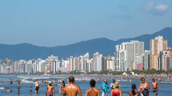 Guarda-vidas atuam em resgates no litoral de São Paulo durante o feriado de Natal; mais de 50 banhistas foram salvos - Imagem: Reprodução