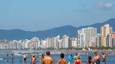 Guarda-vidas atuam em resgates no litoral de São Paulo durante o feriado de Natal; mais de 50 banhistas foram salvos - Imagem: Reprodução
