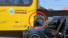 Motorista do Palio ficou preso às ferragens após colisão - Imagem: Artesp