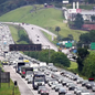 Movimento de veículos no Sistema Anchieta-Imigrantes durante o feriado de Réveillon - Imagem: Reprodução