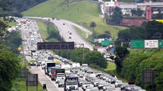 Movimento de veículos no Sistema Anchieta-Imigrantes durante o feriado de Réveillon - Imagem: Reprodução