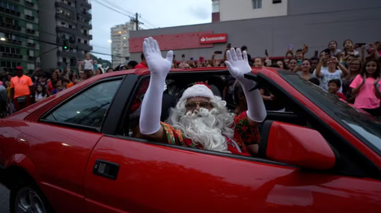 Chegada do Papai Noel em um carro conversível - Imagem: Reprodução