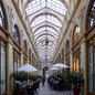 Galerie Vivienne, Paris, 1826. As passagens cobertas ajudaram a transformar o olhar em experiência urbana - Foto: Reprodução