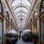 Galerie Vivienne, Paris, 1826. As passagens cobertas ajudaram a transformar o olhar em experiência urbana - Foto: Reprodução