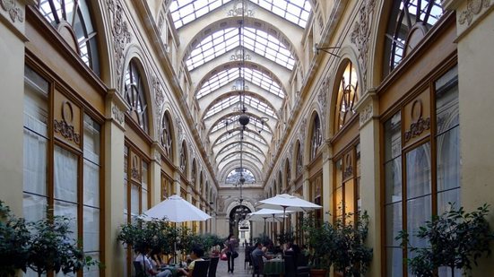 Galerie Vivienne, Paris, 1826. As passagens cobertas ajudaram a transformar o olhar em experiência urbana - Foto: Reprodução