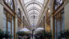 Galerie Vivienne, Paris, 1826. As passagens cobertas ajudaram a transformar o olhar em experiência urbana - Foto: Reprodução