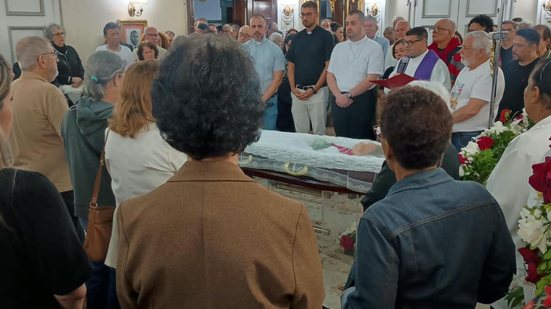 A ex-prefeita de Santos, Telma de Souza, faleceu após complicações de saúde, deixando um legado histórico na política regional - Imagem: Reprodução
